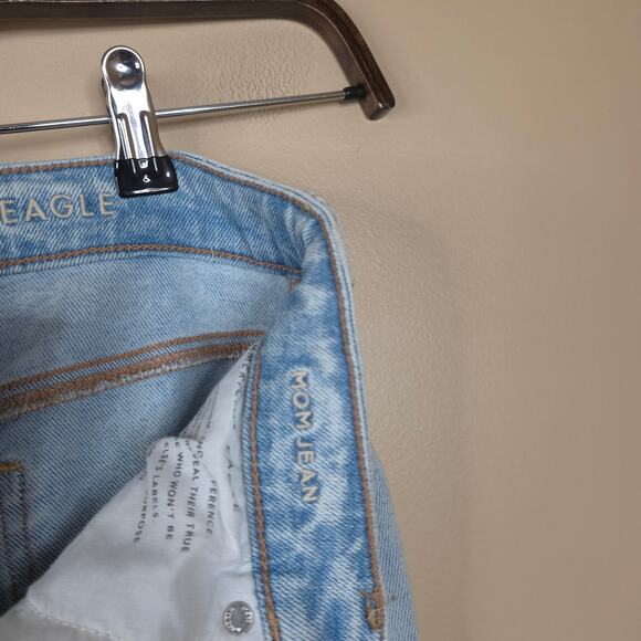 American Eagle High Rise Mom Jean Light Wash Denim Distressed Size 0 - Picture 9 of 11